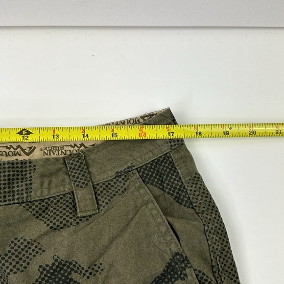 Mountain Ridge Men's  green camouflage shorts size 34 - Picture 7 of 10